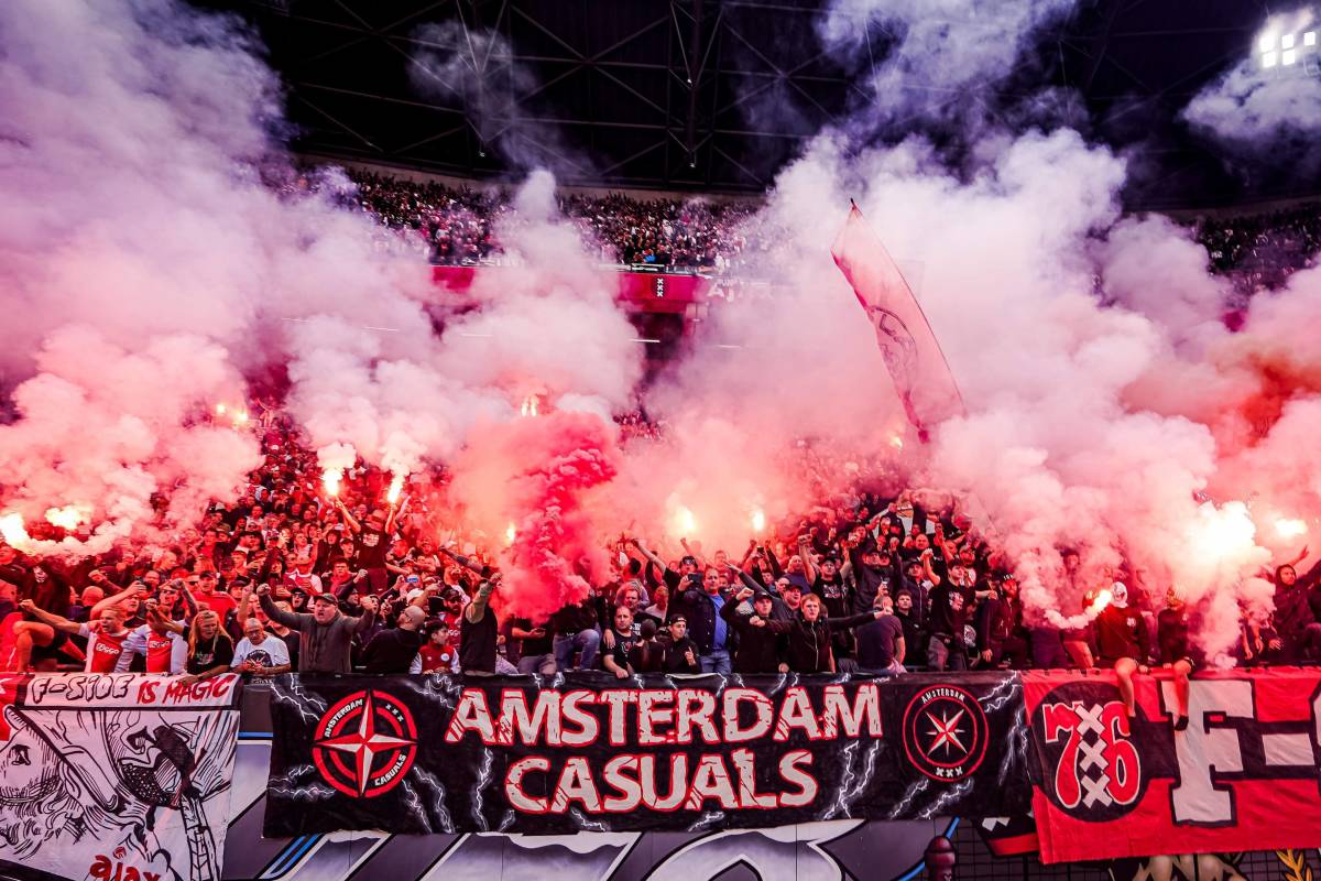 Afición del Ajax genera caos en las gradas